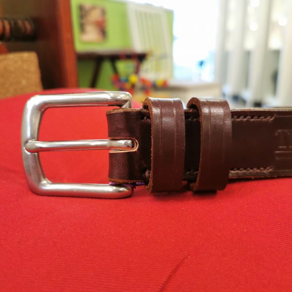 Belt - Essential Classic in Burgundy and Brown, belt size 30 buckle close up